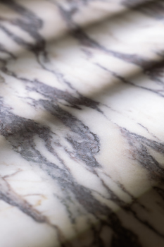 Sapienstone auf der Feria Hábitat Valencia 2025 Fior di Viola 4D: Keramik wie Haute Couture im Pinknic-Raum von Sigfrido Serra