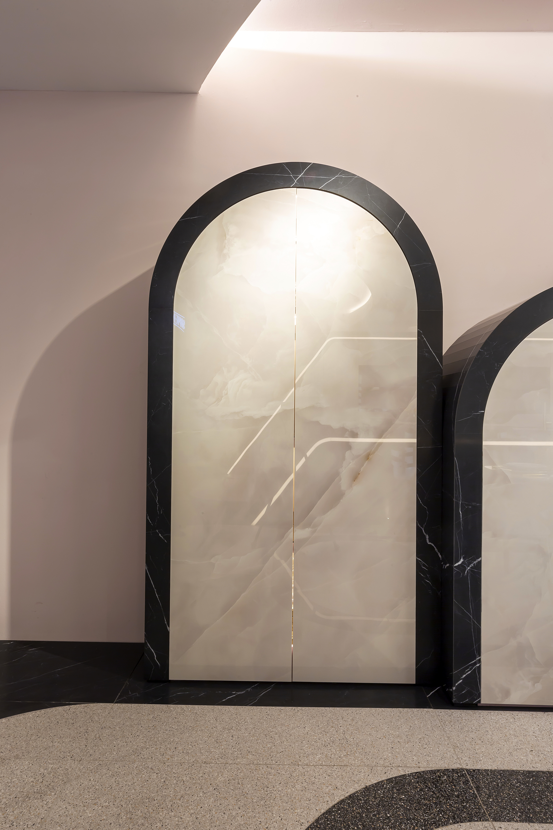 TSUNAMI: DER STAND VON SAPIENSTONE UND ESCENIUM AUF DER ART MARBELLA DESIGN