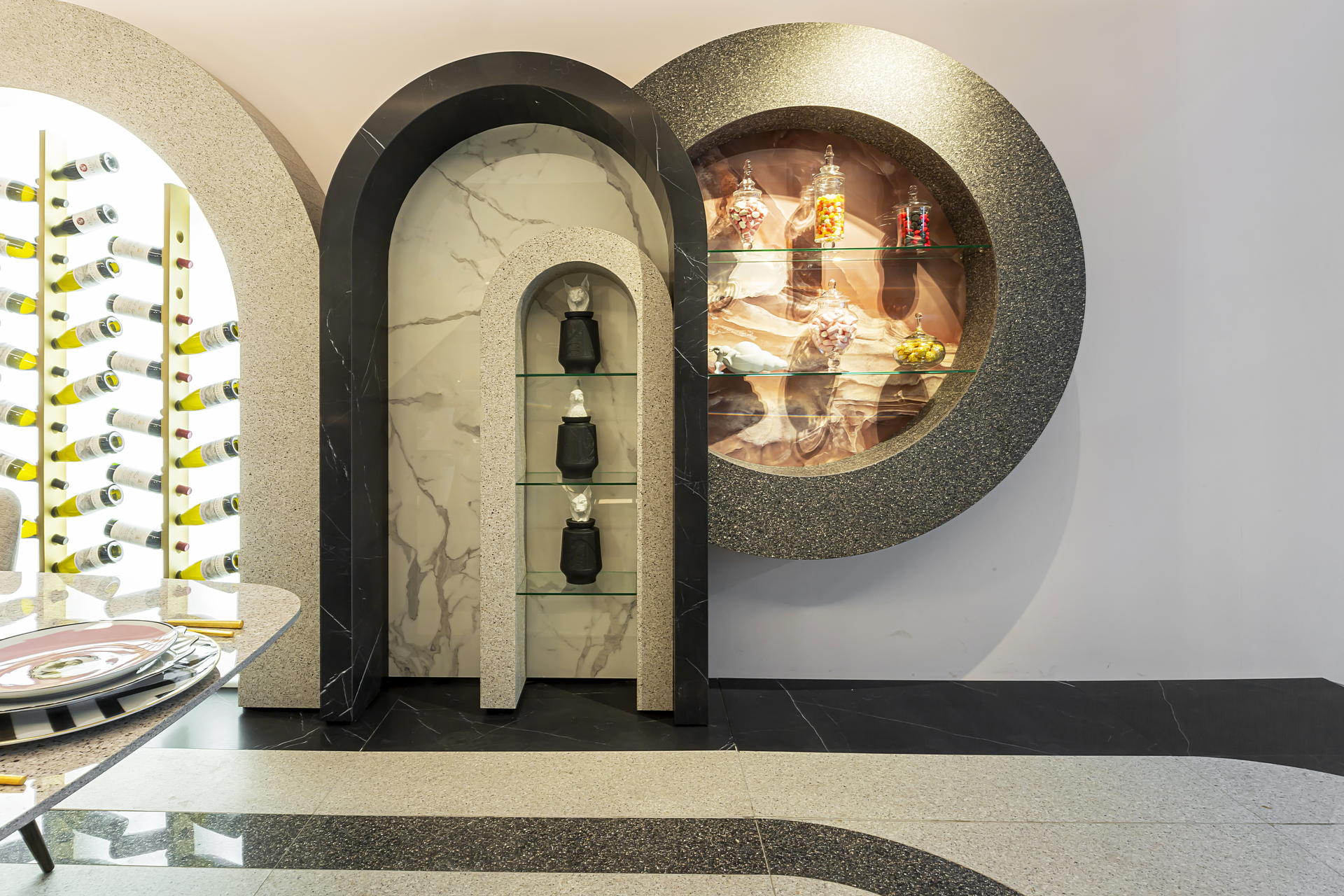 TSUNAMI: DER STAND VON SAPIENSTONE UND ESCENIUM AUF DER ART MARBELLA DESIGN