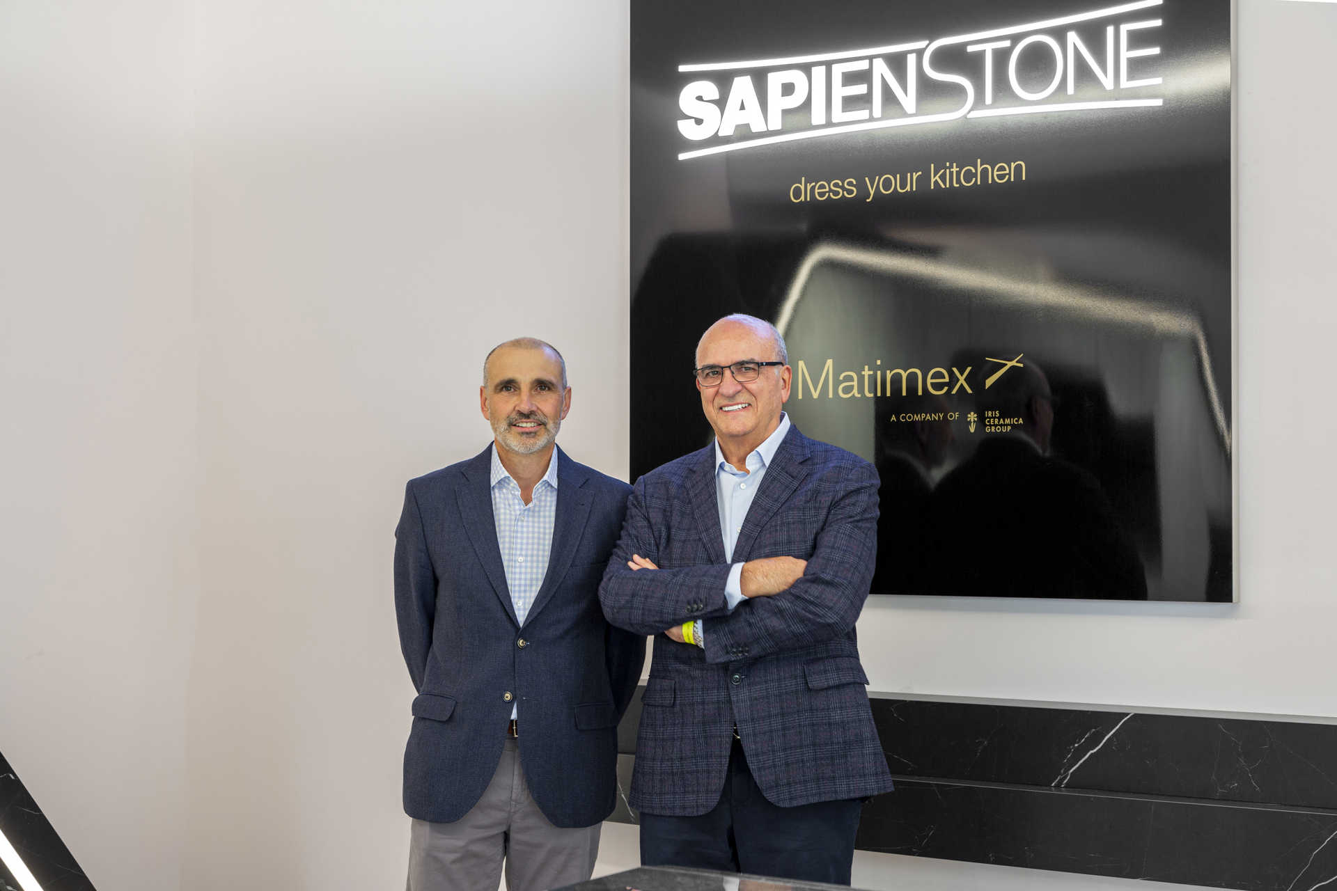 TSUNAMI: DER STAND VON SAPIENSTONE UND ESCENIUM AUF DER ART MARBELLA DESIGN