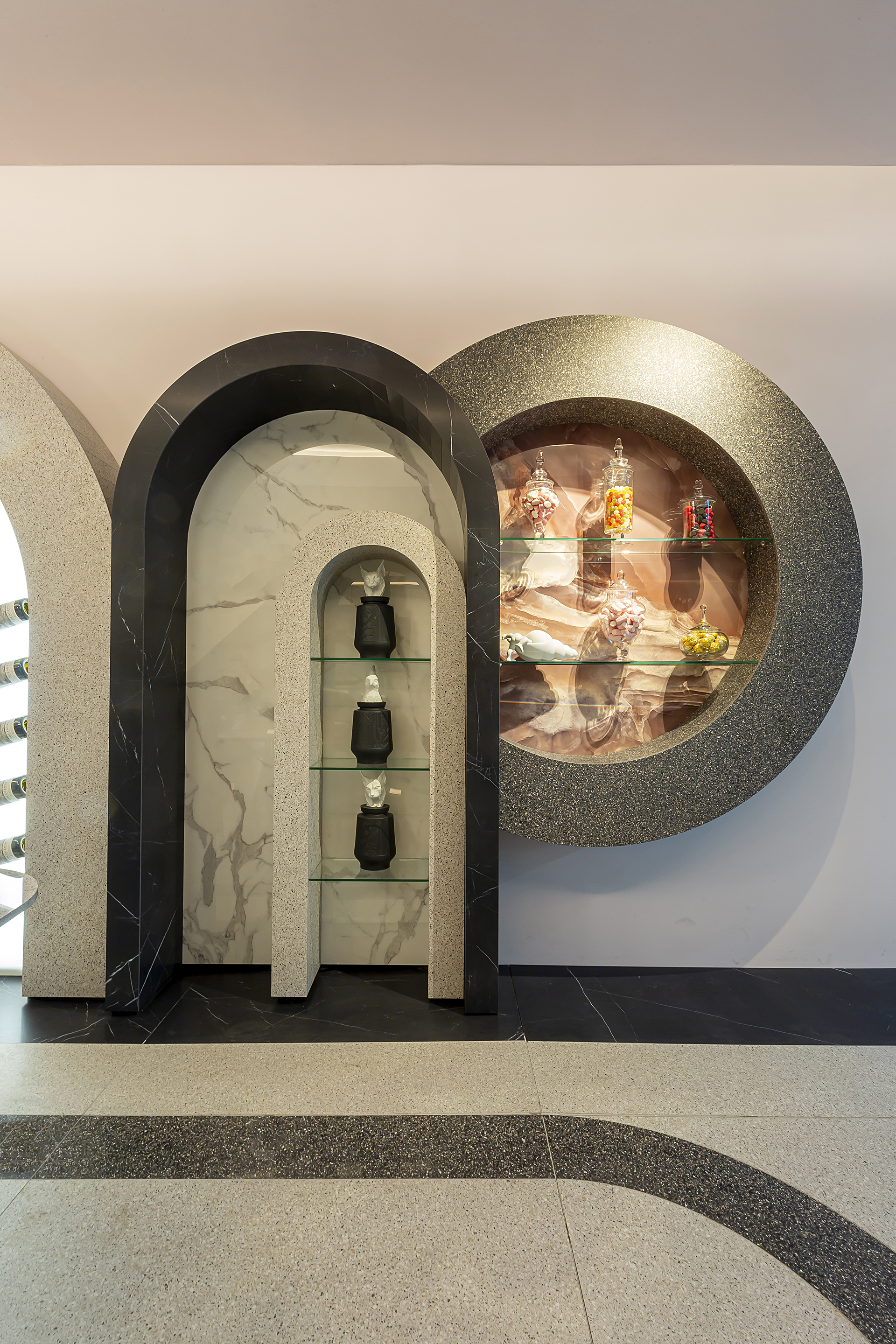 TSUNAMI: DER STAND VON SAPIENSTONE UND ESCENIUM AUF DER ART MARBELLA DESIGN