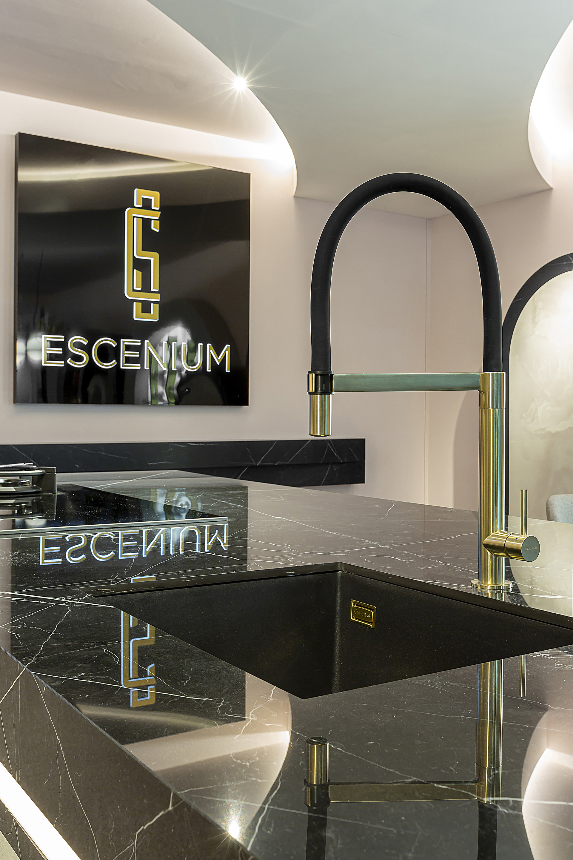 TSUNAMI: DER STAND VON SAPIENSTONE UND ESCENIUM AUF DER ART MARBELLA DESIGN