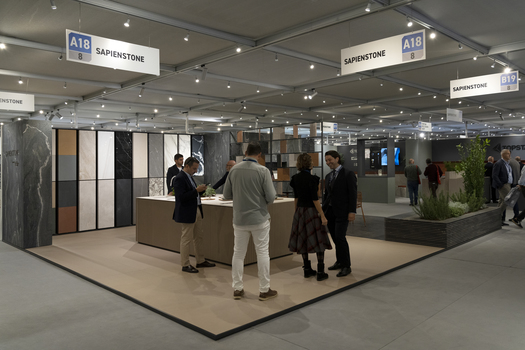 Sapienstone auf der SICAM 2024: Innovatives Design und hochmoderne Oberflächen für die Innenarchitektur