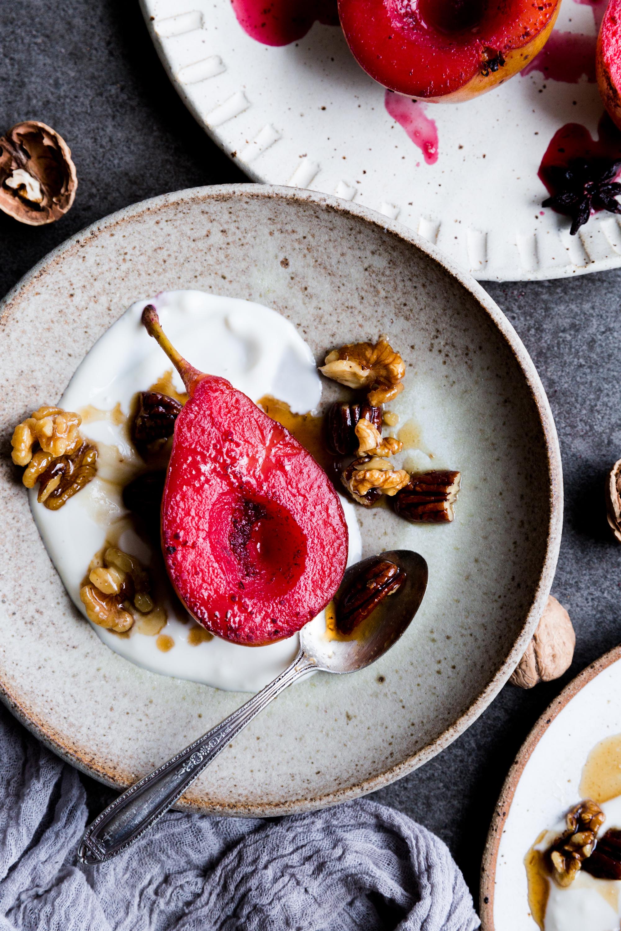 Gekochte Birnen und karamellisierte Nüsse – Rezept von The Little ...