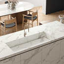 Küchenarbeitsflächen: weißes Feinsteinzeug in Marmoroptik für fünf helle Designs