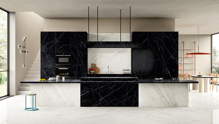 Dark Marquina-Küchenarbeitsfläche in Marmoroptik von SapienStone. Superstarke, schwarz geäderte Küchenarbeitsfläche für Insel, Arbeitsfläche und Tisch