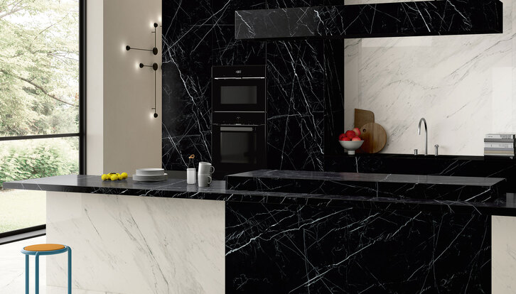 Countertops in schwarz-weiß kontrastierender Marmoroptik