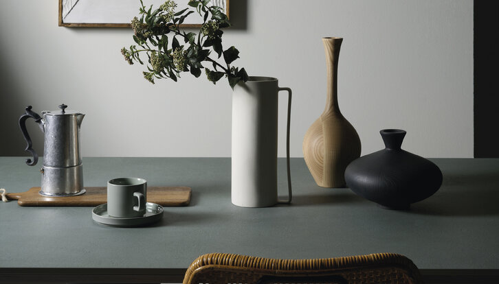 Balance: Harmonie zwischen Farbtrends und natürlichen Materialien für ein zeitloses Küchendesign.